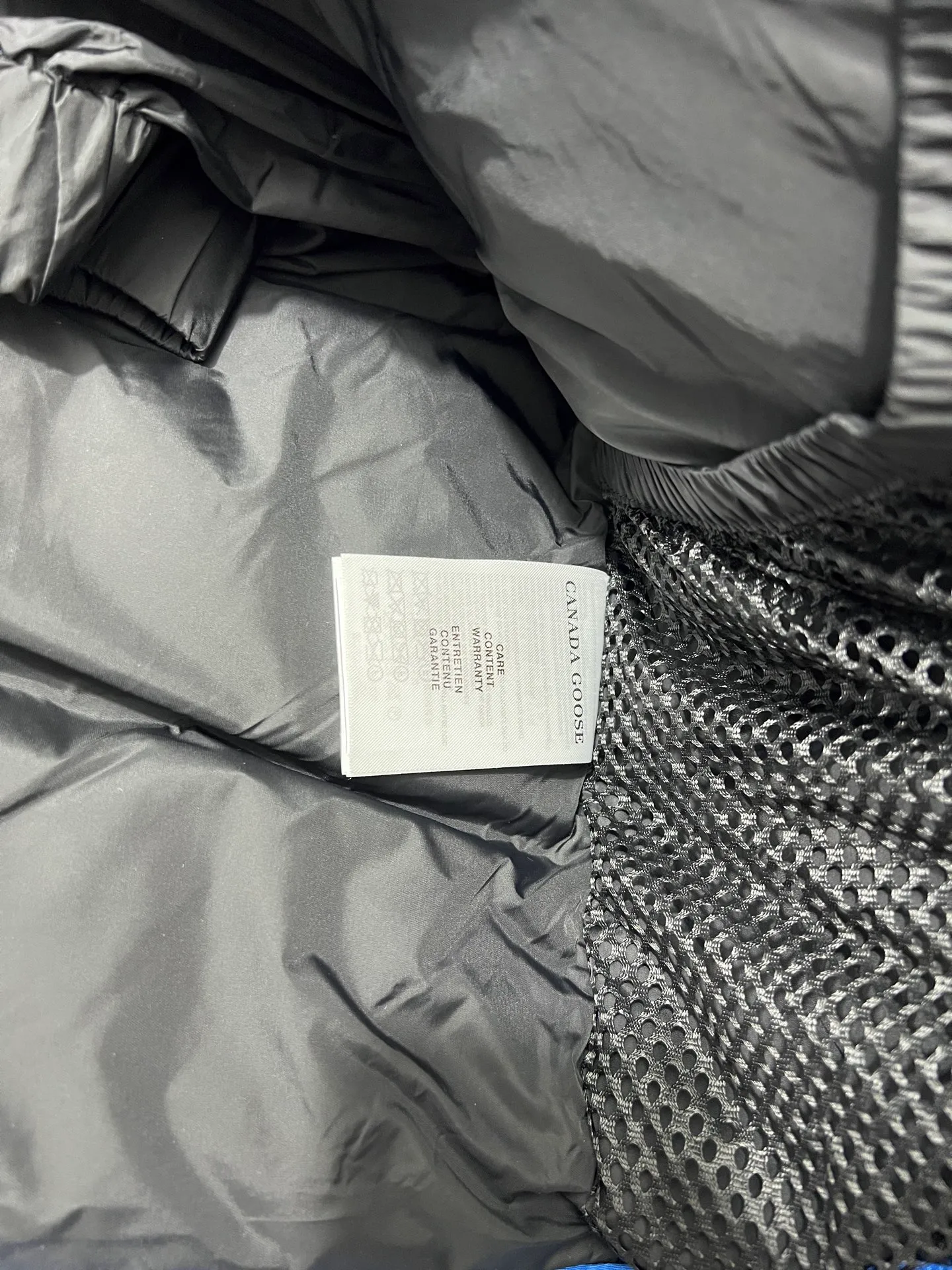 P780 🆕 Top original version, supports chip sensor with handbag 𝗖𝗮𝗻𝗮𝗱𝗮 𝗚𝗼𝘀𝗲 / 🇨🇦 Canada Goose 08 Down Jacket ⚠️ Partners who have been cooperating with us in the past few years know that no matter what is produced outside, our pure genuine trading company ships ❗️ After the test of time, we have received rave reviews. You can compare the market products with us. If you are not satisfied, you can return it at will. You are also welcome to come to ZG to see it and then come to my home to buy‼  1⃣️ The filling is 80% white duck down, with a weight of 500g. Regarding the down content, you can feel it with your hands. Good down has no embarrassment and can be called a walking duvet! 2⃣️ The fabric is made of Feather-Light 10D waterproof coating fabric, which is made of 84.5 polyester fiber and 15.5 cotton. The surface is treated with a special Teflon protective coating produced by DuPont to prevent wind and splash water, and makes the clothing anti-pollution and long-lasting new features! 3⃣️ One-piece seamless cuffs, 13cm official length, all seals are stamped, and all the inner liner is hemmed. The overcoat means sewing all the inner liner once. On the one hand, it is to prevent the velvet from running off, and on the other hand, it can keep the stiffness of the clothes! 4⃣️ Original Yoshida Kogyo Kabushikigaisha zipper, top-grade zinc alloy electroplated zipper with the highest specifications, using precise Japanese craftsmanship, raw materials and management methods. Each zipper can withstand 100,000+ openings and closings 5⃣️ The detachable fur collar is made of top-grade imported wolf fur, which is not comparable to the loose and soft raccoon fur and fake fur on the market. It is a natural Siberian coyote fur collar. The delicate and strong feel is the sense of life that comes from the erosion of wind and frost in nature. 6⃣️ Main logo double-thread 9-needle locking stranded embroidery, electronic digital automatic embroidery, maple leaves with sharp edges. Size: XS-XXL Color: black, off-white, graphite gray, sapphire blue Dark Blue Pink Azure Graphite Gray Black Label Shoulder Width Chest Sleeve Length Clothes Length Recommended Weight kg 67 87 80-90 2XL 58 136 69 89 90-105